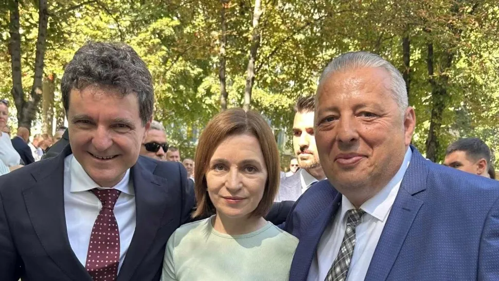 Controverse uriașe! Cine este politicianul acuzat că a dat mită care apare frecvent în anturajul lui Nicușor Dan?