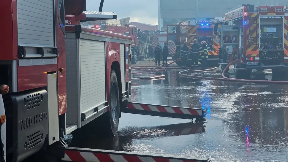 S-a aflat cauza incendiului de la platforma Kronospan: patru persoane au fost rănite, două dintre ele fiind în stare gravă / Foto: IGSU