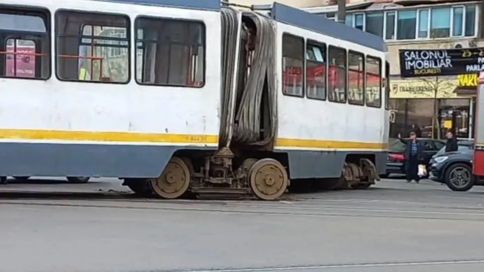 Incident șocant în București. Un tramvai a deraiat și s-a produs un incendiu, după ce o trotinetă electrică ar fi fost aruncată intenționat pe șine - VIDEO
