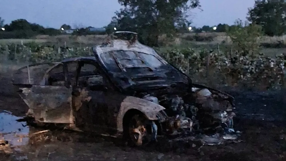 Urmărire ca în filme cu poliția: un tânăr fără permis a fost arestat după ce mașina i-a luat foc