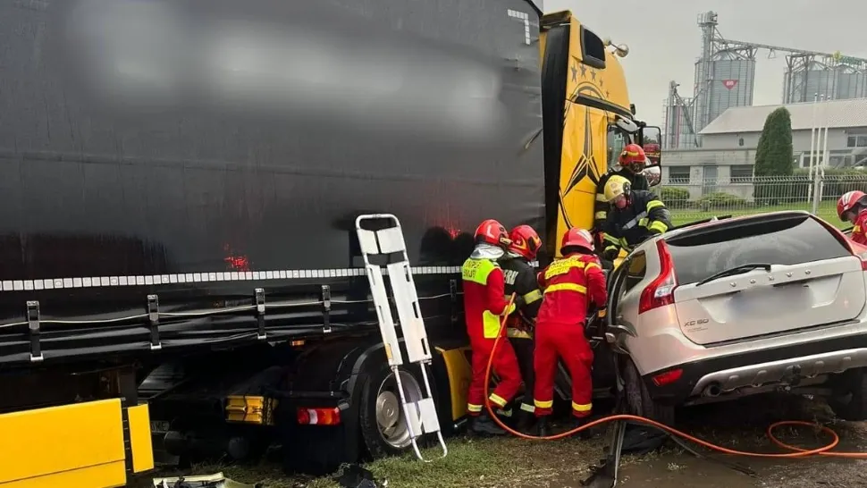 Accident grav, în Suceava: un mort și 3 răniți, după ce mașina a intrat sub un TIR