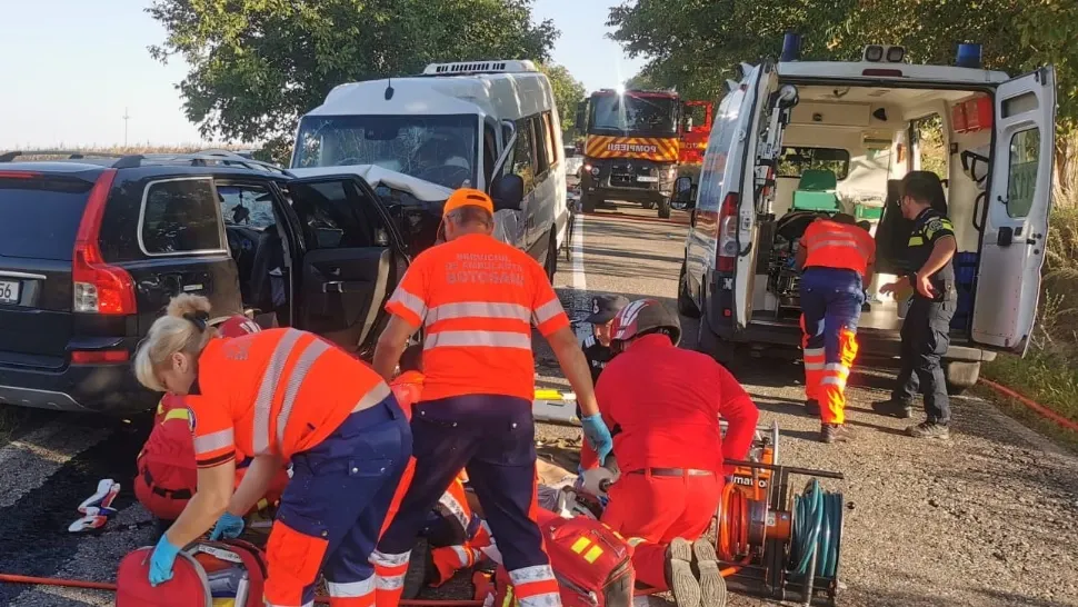 Tragedie rutieră în județul Botoșani. 3 oameni au murit, după un accident între un autocar şi un autoturism. Alte 7 persoane au ajuns la spital