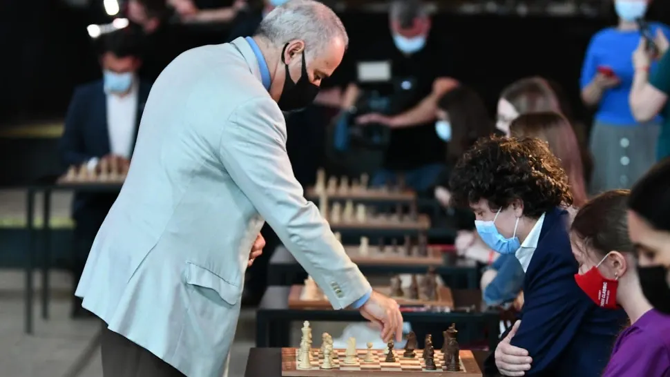 Nicușor Dan, pus la punct de marele campion Garry Kasparov: A-ți arăta frica față de un dictator nu face decât să garanteze rezultatul de care te temi