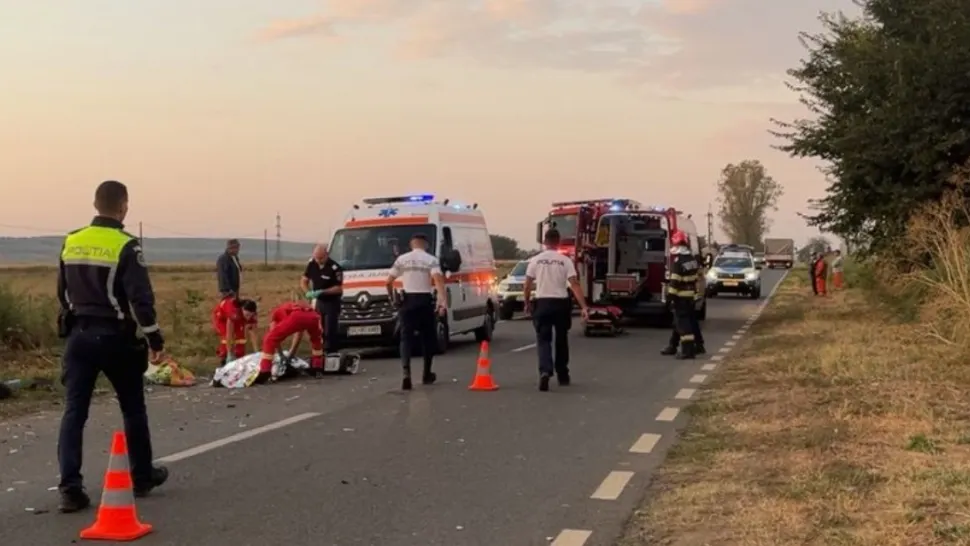 Un mort și 3 răniți după ce o mașină de poliție a intrat într-o căruță, în județul Galați