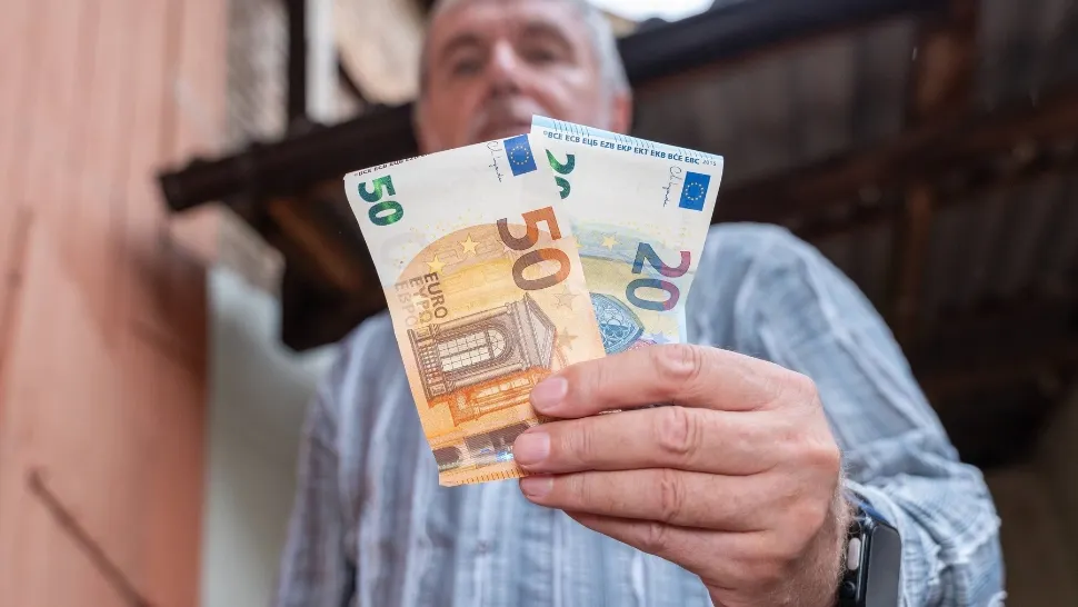 BCE ne spune să avem cash între 70 și 100 de euro, în buzunare, în caz de forță majoră. Foto/Profimedia