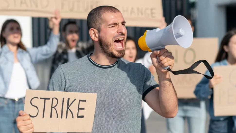 O întreagă țară europeană, paralizată de proteste și greve, miercuri