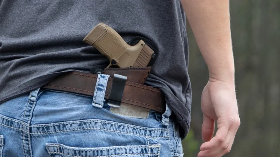 Primarul unei comune din Suceava, acuzat că și-a amenințat concubina cu un pistol