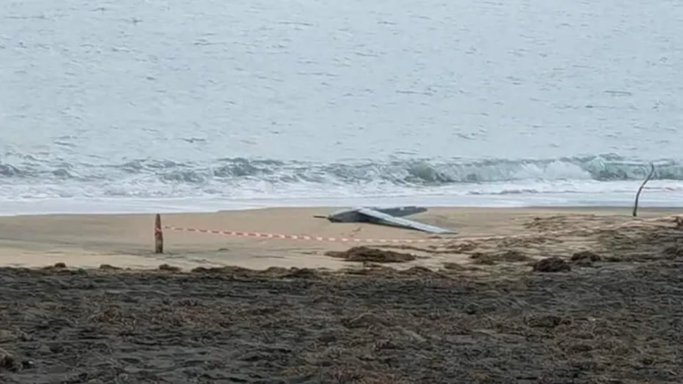Alertă în apropiere de România: o dronă necunoscută a fost găsită pe plajă. Militarii investighează originea
