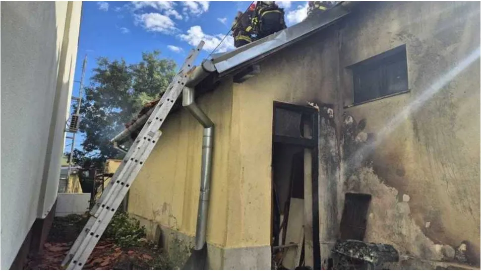 Incendiu de proporții la o anexă din curtea unei biserici. FOTO: ISU