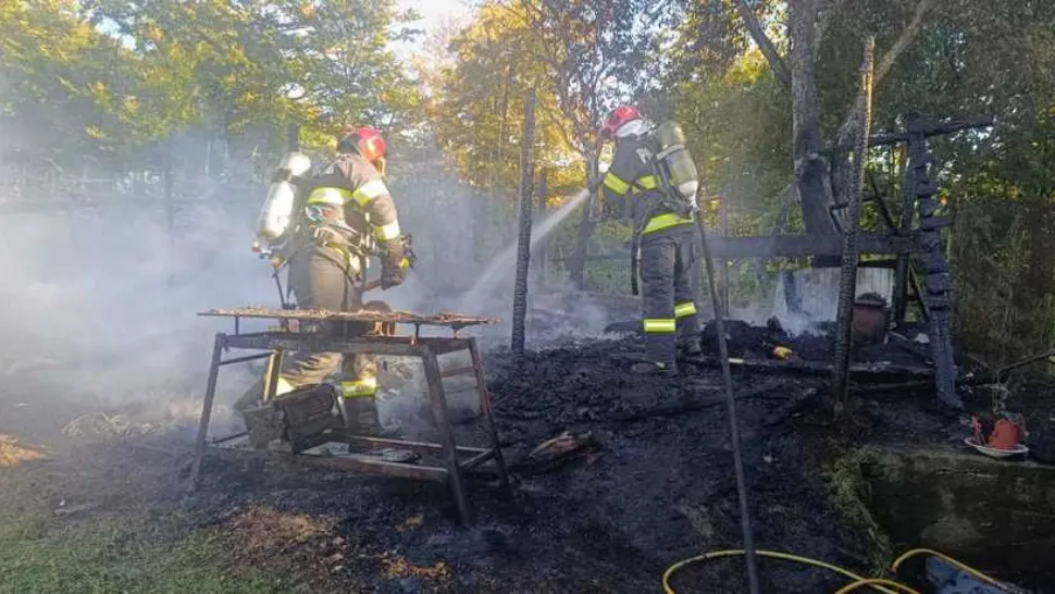 Incendiu puternic la o cabană din Parâng. Pompierii au mers pe jos pentru că nu se poate ajunge cu autospecialele