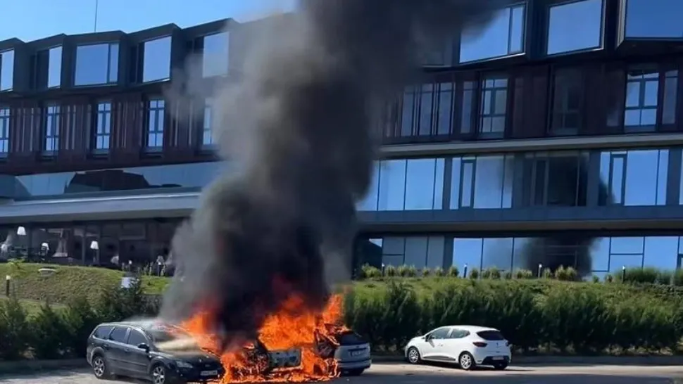 Incendiu masiv lângă Castelul Corvinilor: trei mașini afectate, un bărbat rănit ușor