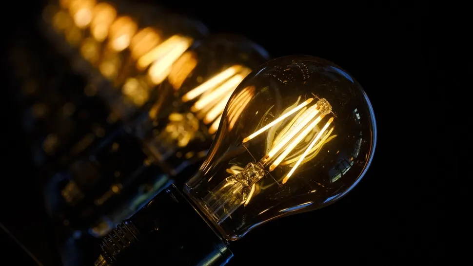 După ridicarea plafonării prețurilor, facturile la electricitate au explodat, forțând 90% dintre români să adopte soluții rapide de reducere a consumului (foto: arhivă)
