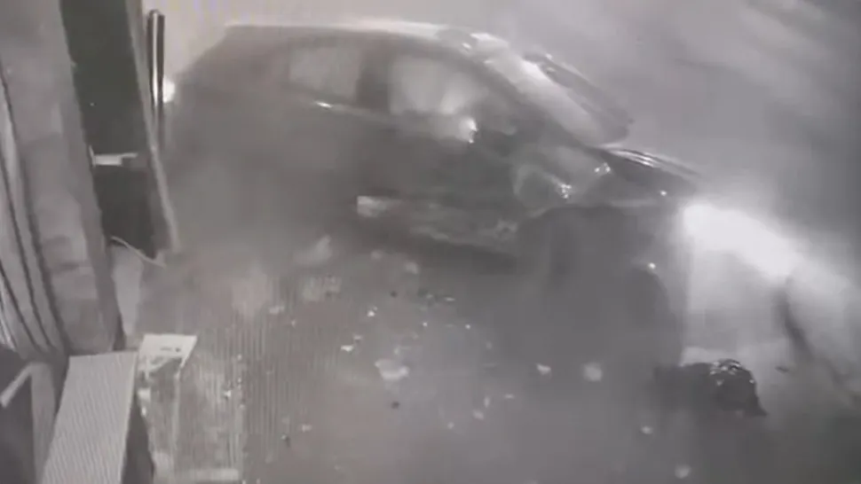 În urma impactului puternic bărbatul a rămas încarcerat dar a scăpat cu viață. Foto/Captură video