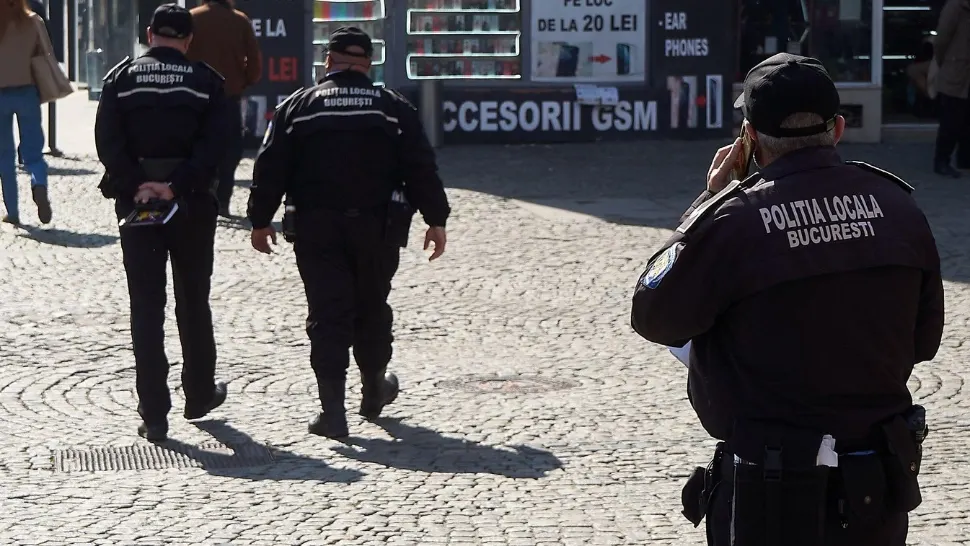 Polițiștii locali se fac cameramani de ocazie. Foto: Profimedia