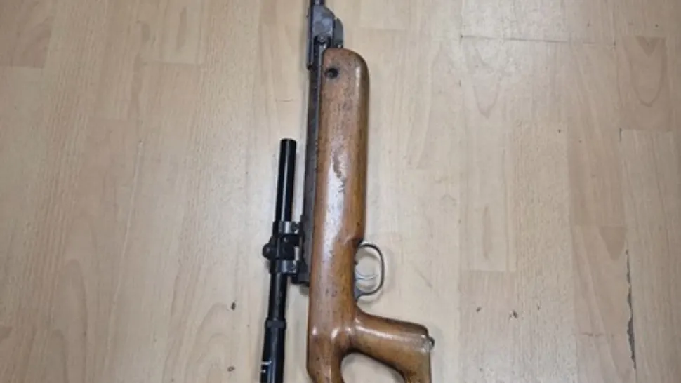 Bărbat din Pitești, prins la un târg din Argeș cu o armă neletală scoasă la vânzare