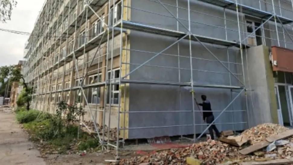 Părinții, chemați să zugrăvească pe banii lor clasele unei școli din Arad, deși reabilitarea este finanțată prin PNRR
