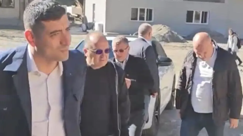 George Simion a revenit în mijlocul oamenilor din Broșteni. Liderul AUR verifică stadiul lucrărilor din satul distrus de inundații