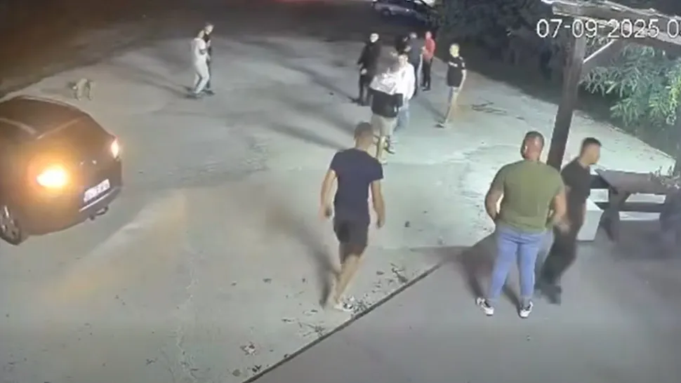 Momentul în care șoferul se pretătește să intre în cei 5 tineri. Foto/Captură video