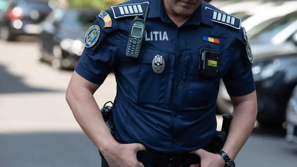 Un tânăr de 26 de ani, arestat după un scandal violent într-o bancă din Craiova. A distrus uși, un laptop și a amenințat angajatele