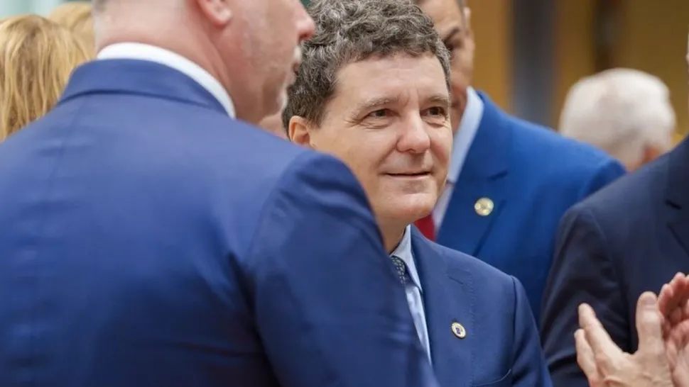 Nicușor Dan râde când vorbește de scandalul din coaliție: „Problema pensiei cât salariul, va trebui rezolvată!”