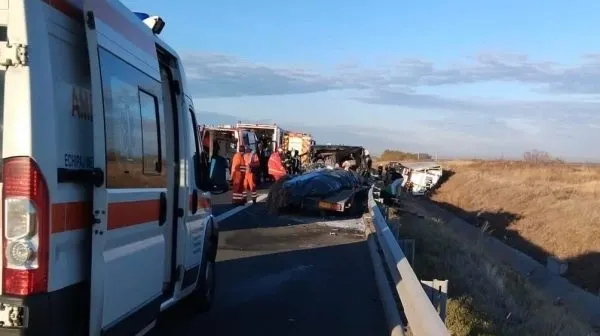 Accident grav pe autostrada A1 Deva - Nădlac. Cinci persoane, evaluate medical după coliziunea dintre un autotren și un autoturism 8+1