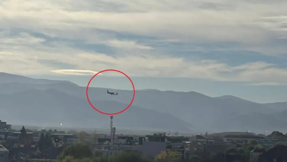 Un avion zboară deasupra Sibiului de mai multe ore. Explicațiile aeroportului