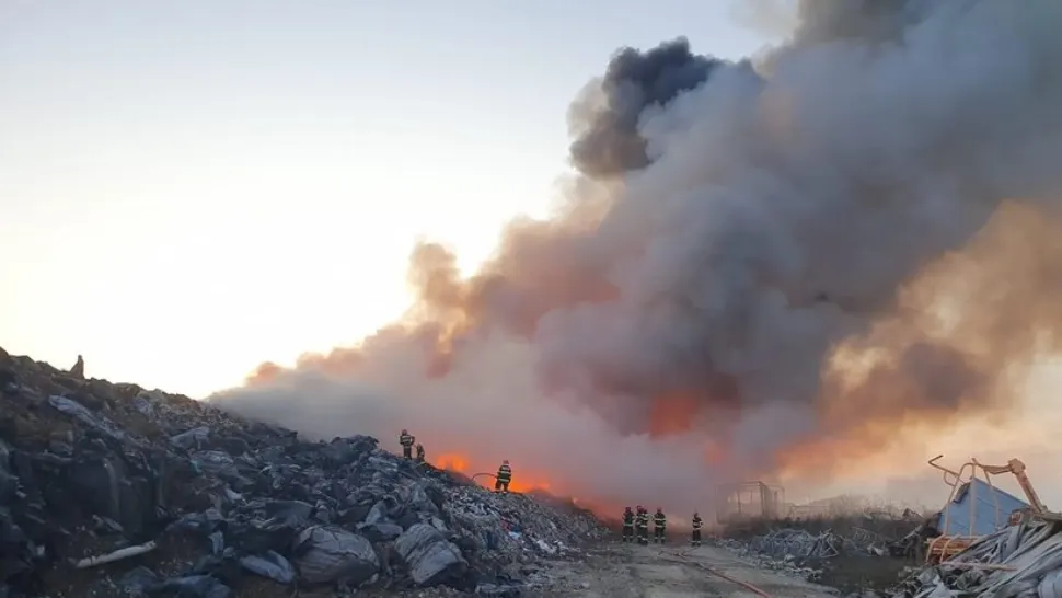 Incendiul din Prahova, stins după trei zile de luptă cu flăcările. Peste o sută de pompieri au intervenit