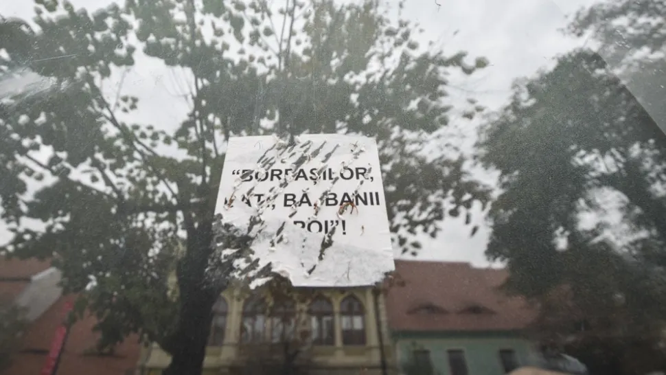 ”Borfașilor, dați bă banii înapoi”, printre mesajele lipite pe casa executată silit a familiei Iohannis. Foto: Turnul Sfatului