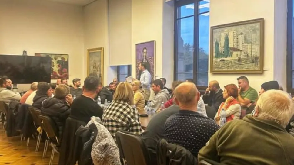 Bujduveanu, după întâlnirea cu proprietarii din blocul afectat de explozie. FOTO: Facebook
