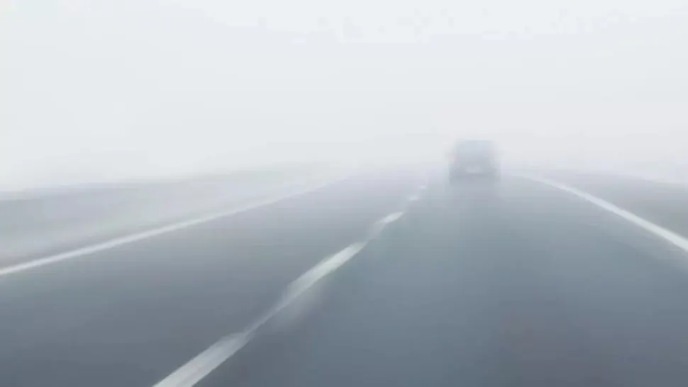 Avertisment ANM: Cod galben de ceață. Vizibilitate redusă pe șoselele din 10 județe
