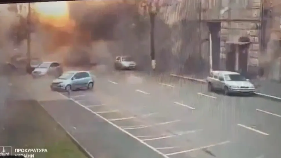 Momentul în care o dronă rusească atacă o grădiniță din Harkov