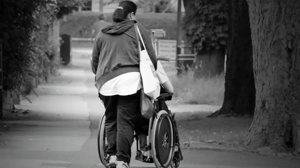 Sumele stupefiant de mici pe care le primesc copiii cu nevoi. Comparație: cât primește un copil față de cât primește un parlamentar?