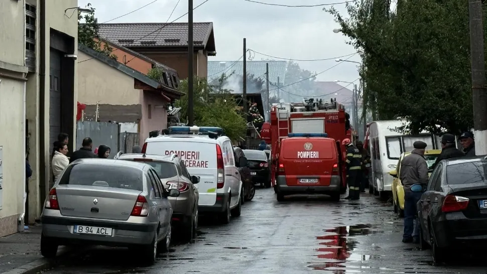 Incendiu pe o stradă din București. Au luat foc mai multe case. O persoană a fost evacuată VIDEO