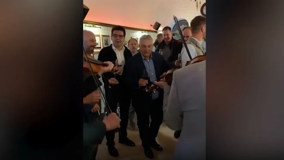 Premierul Ungariei, show total cu lăutarii, la Cluj. Orban a cântat "Noi nu plecăm de aici!" - VIDEO