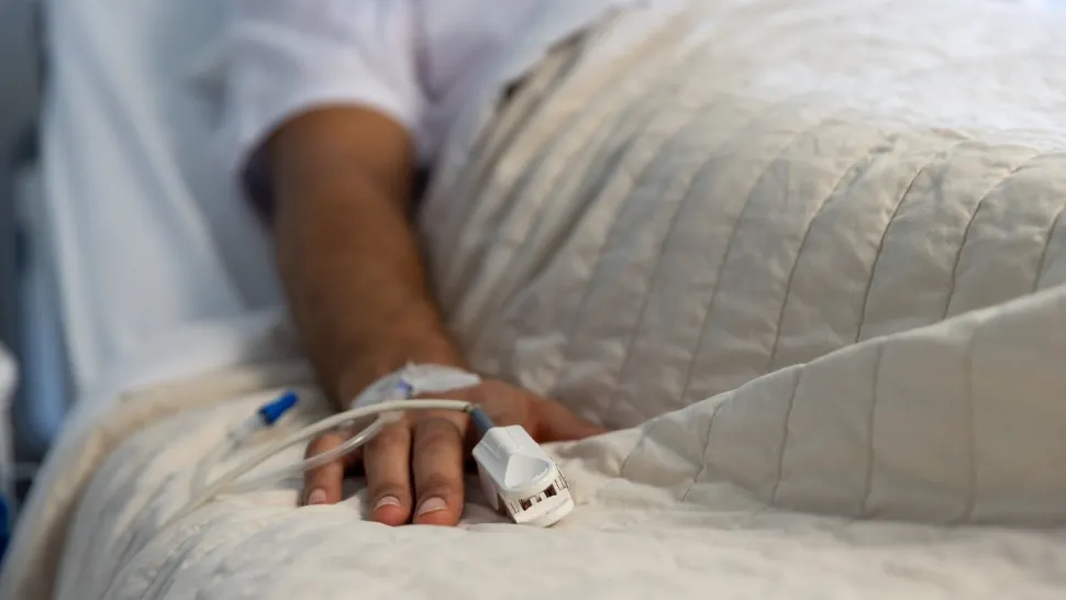 Un bărbat a murit și altul se află în spital, după ce s-au intoxicat cu metanol. Anchetă uriașă a poliției la Brașov/ Profimedia