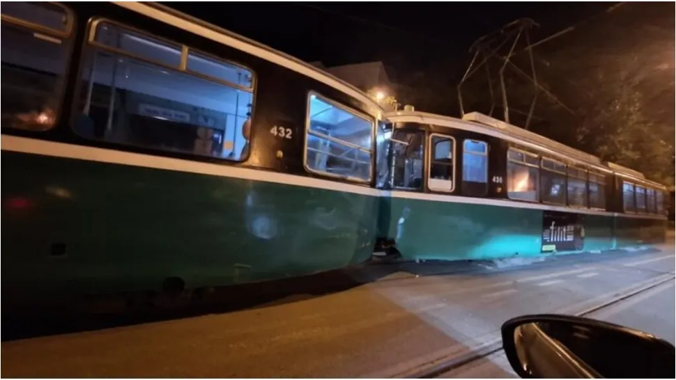 Două tramvaie s-au ciocnit pe un bulevard din municipiul Iaşi. FOTO: Facebook