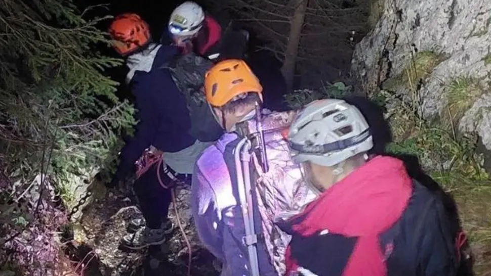 Turişti blocaţi pe un traseu periculos din Bucegi, recuperaţi de salvamontişti. Aceştia erau echipaţi necorespunzător şi nu aveau la ei nicio sursă de lumină