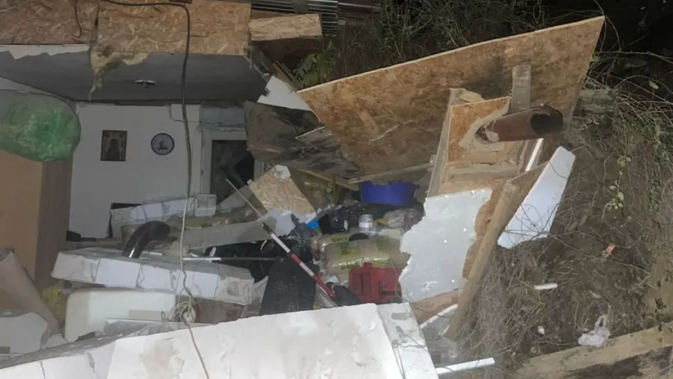 Incident grav în Tulcea: un mal de pământ s-a prăbușit peste o casă – un bărbat rănit, șase persoane evacuate, printre care un bebeluș