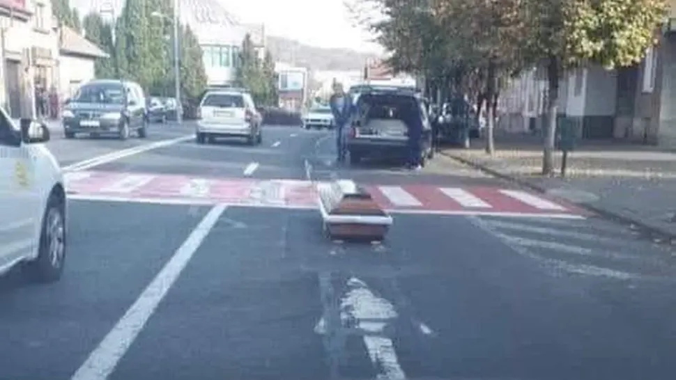 Incident bizar în Arad: un sicriu a căzut dintr-o mașină mortuară, chiar pe o trecere de pietoni