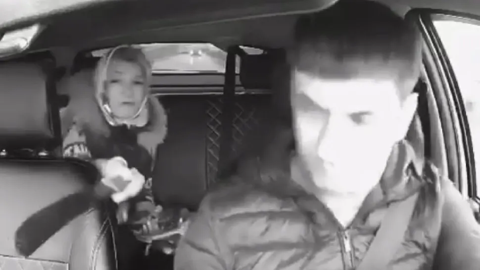 Scenă șocantă într-un taxi: o pasageră a scos o macetă și l-a forțat pe șofer să schimbe muzica pentru că nu era pe gustul ei - VIDEO