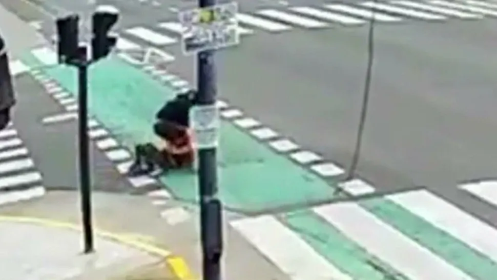 Doi hoți cu motocicleta au eșuat spectaculos după ce au încercat să jefuiască o turistă. Reacția femeii a devenit virală