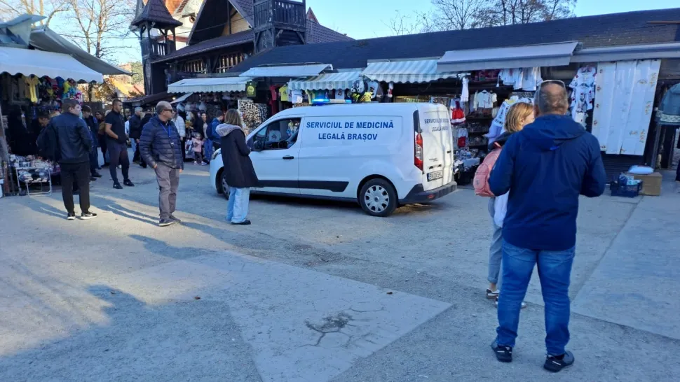 Turist italian, mort în curtea Castelului Bran. Potrivit martorilor, bărbatul s-a prăbușit din picioare