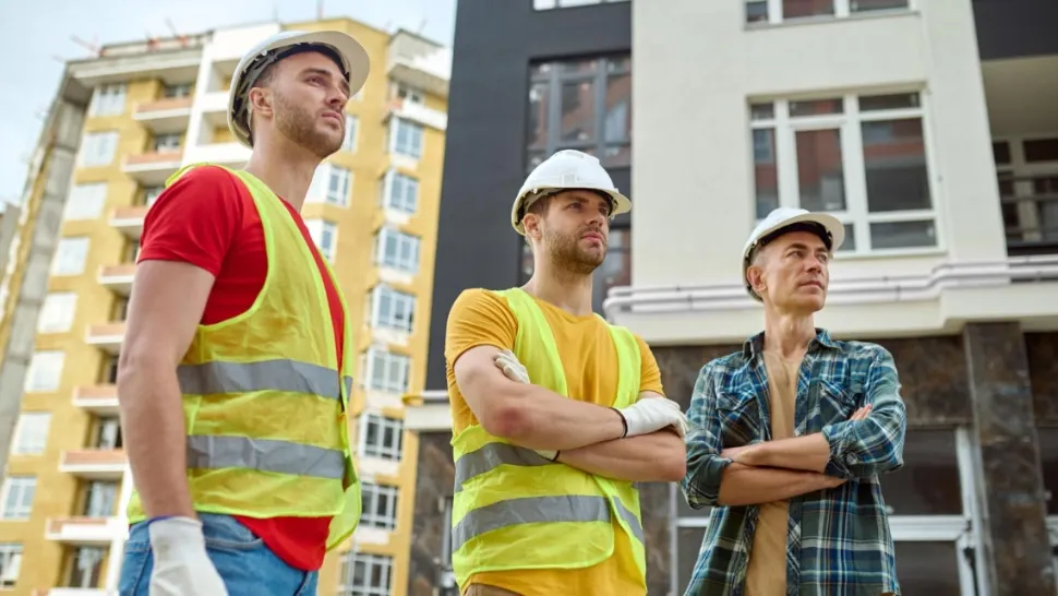 Kremlinul se roagă de firmele private de construcții din Rusia să le dea muncitori