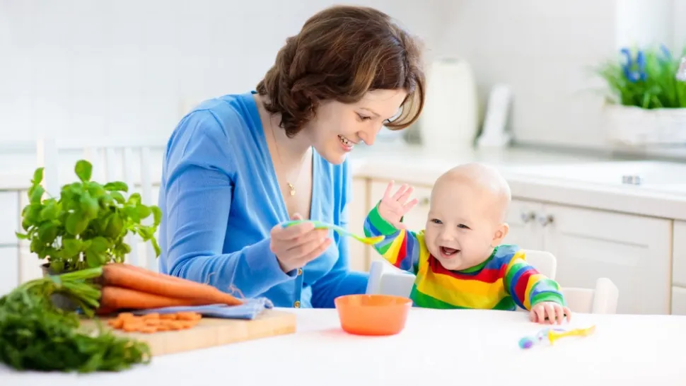 Diversificarea marchează primul pas al copilului tău în explorarea alimentelor solide