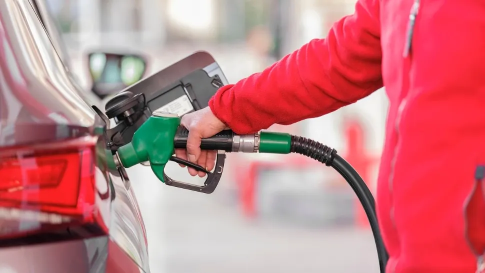 Petroliștii profitori care fac bani din orice scandal: noi scumpiri la pompă