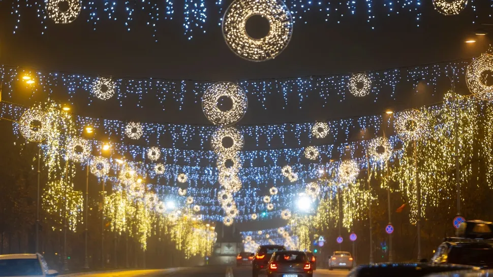S-au aprins luminițele de Crăciun în București. 
