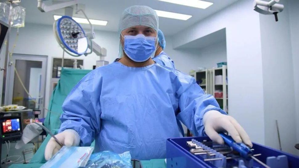 La Spitalul Clinic SANADOR, Dr. Dragomir i-a efectuat cu succes o ligamentoplastie cu grefe din tendoane