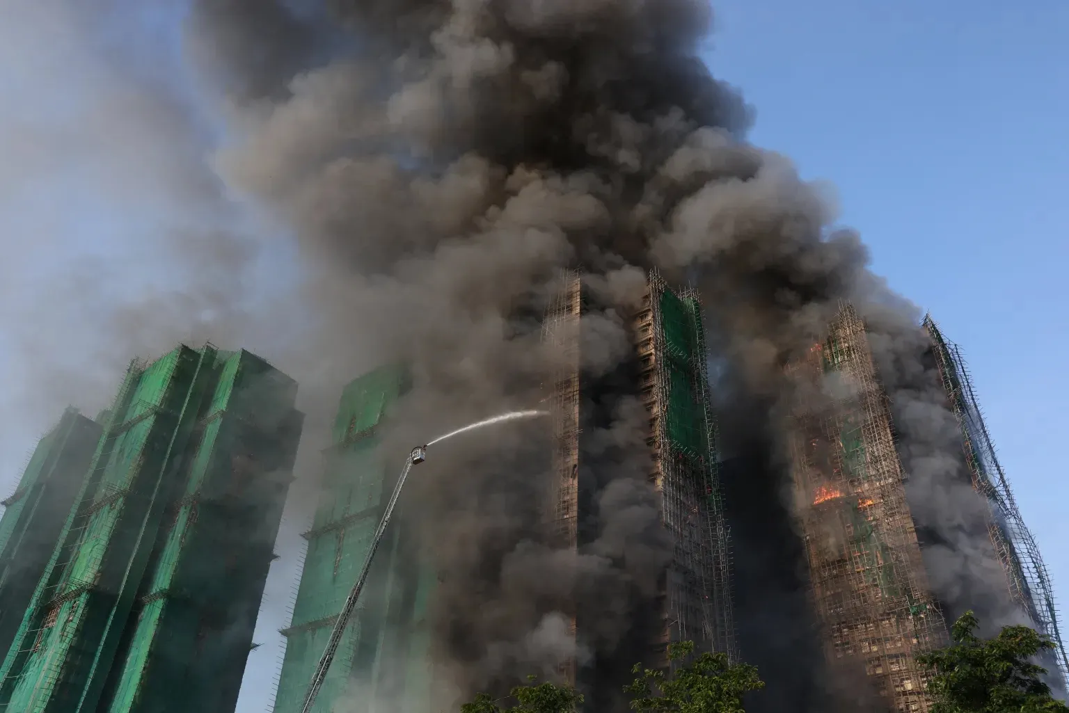 Incendiul devastator din Hong Kong: bilanțul morților ajunge la 94, căutările se încheie astăzi