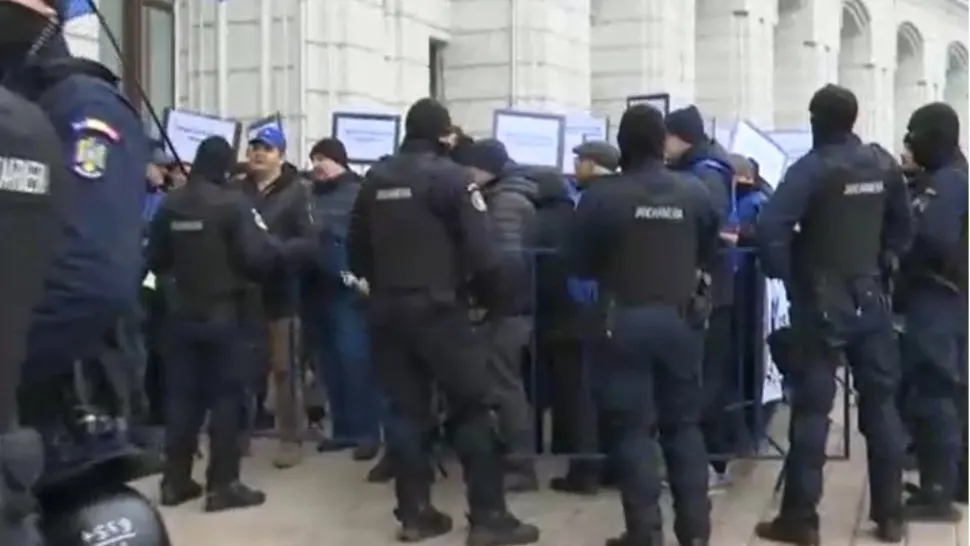 Protest cu scântei la Ministerul Finanțelor.