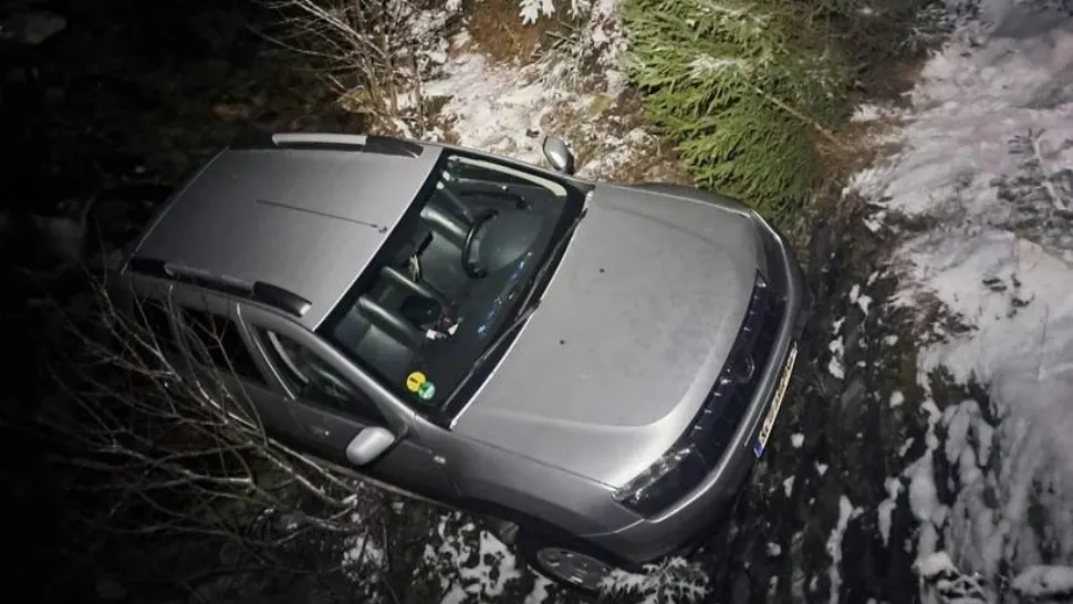 Incident pe un drum forestier, chiar în seara de Crăciun: un autoturism cu șase pasageri a căzut de pe un pod